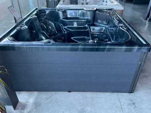 Belle & Moi Saturna Jacuzzi