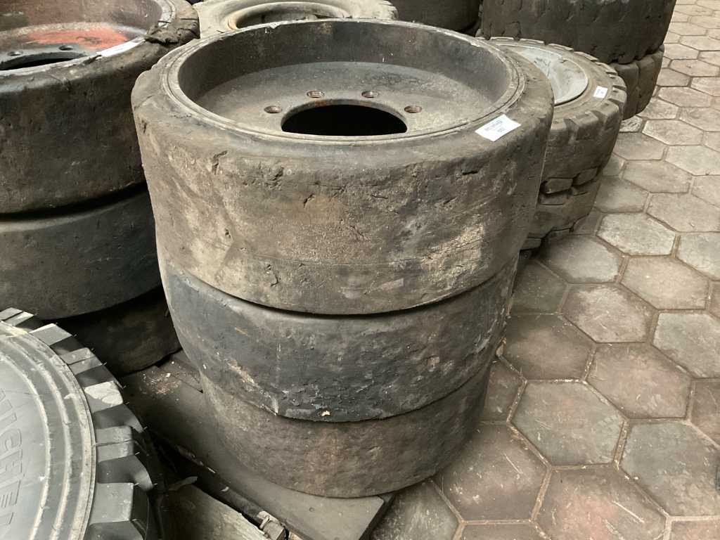 Solid forklift tire (3x)