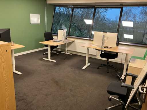 Electrically adjustable desk (3x)