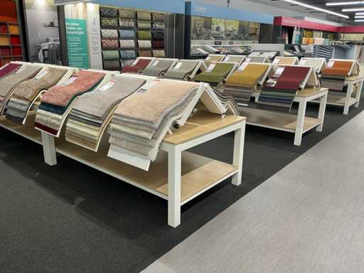 Tavolo di presentazione con campioni di moquette (8 volte)