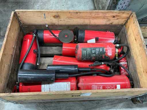 Fire extinguisher (9x)