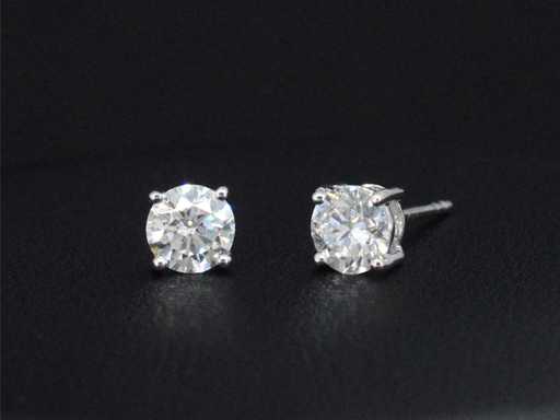 Boucles d’oreilles solitaires en or blanc diamants taille brillante 1,22 carat
