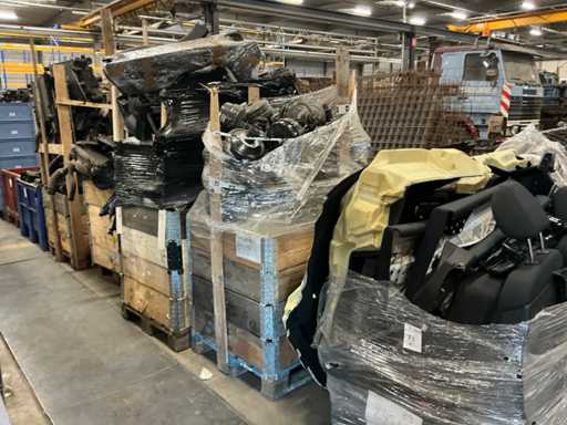 Batch of Mercedes-Benz auto parts
