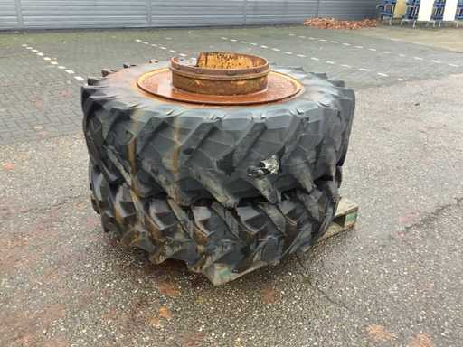 2x Pirelli 16.9R34 dubbellucht Band met velg