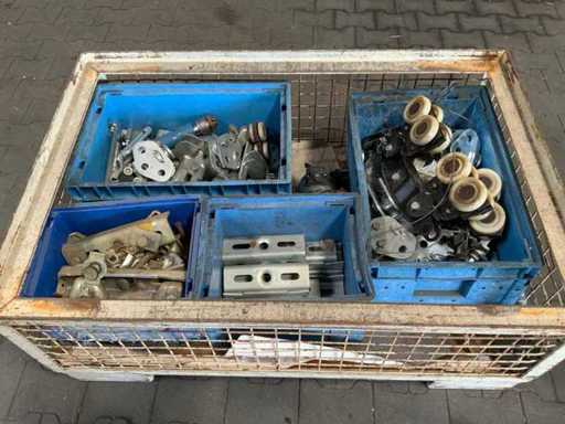 Veel assemblagemateriaal voor de bovenleiding