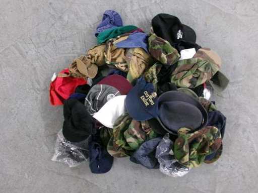 Mieszanka nakryć głowy, używana (R13) (100x)