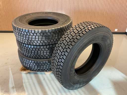 4x 315/80 R22.5 Pirelli Retread Vrachtwagenband