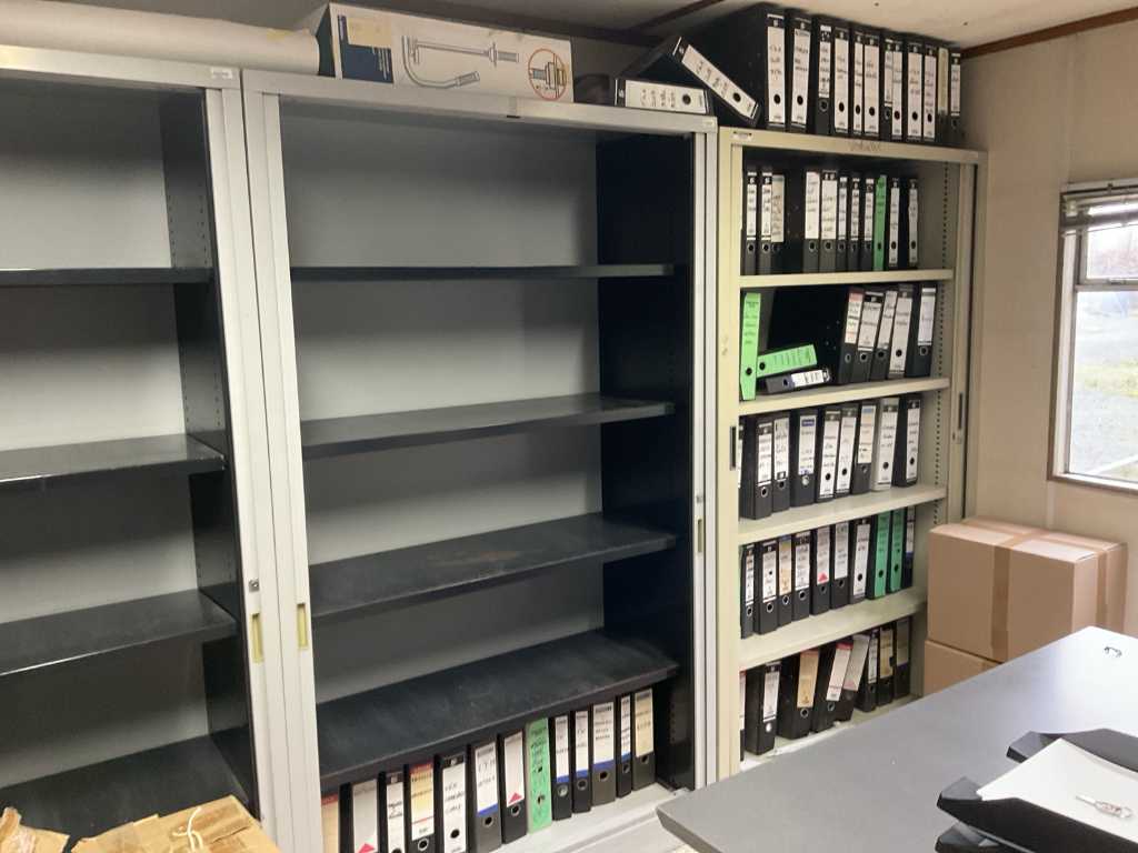 Metal file cabinet (4x)