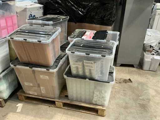 Paletă de tuburi, doze goale și capsule