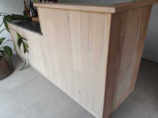 Bancone del negozio: legno con piano in granito