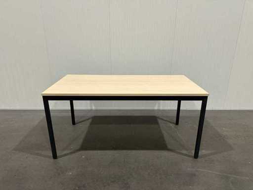 Stół z drewnianym blatem