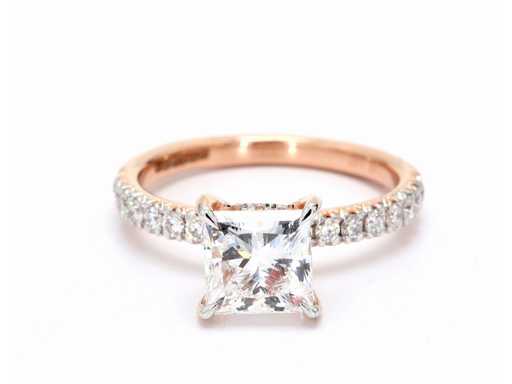 Ring aus Roségold mit 2,44 crt. Diamant