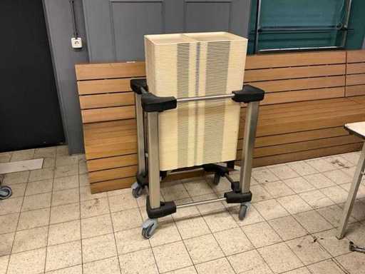 Gouttière mobile contenant un lowerator avec plateaux