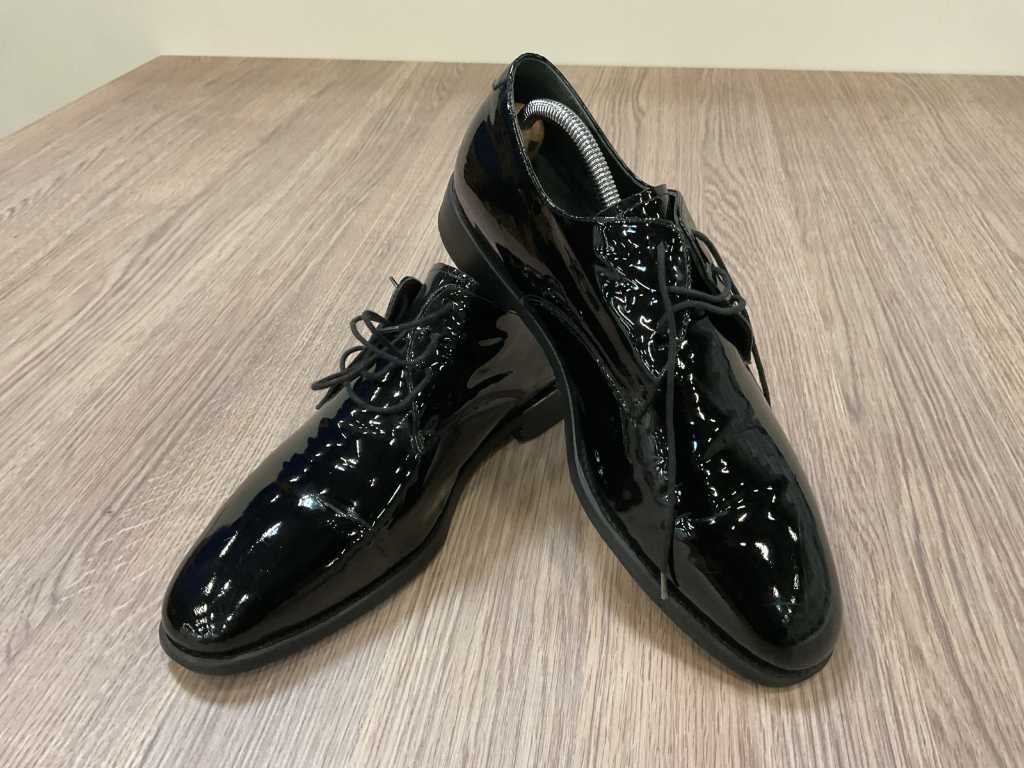 Van Bommel Pair of patent leather shoes (size 42)