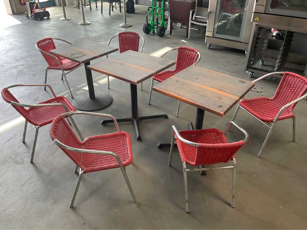 Tables et chaises de bistrot
