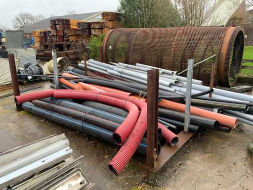 Stahlgestell mit Inhalt