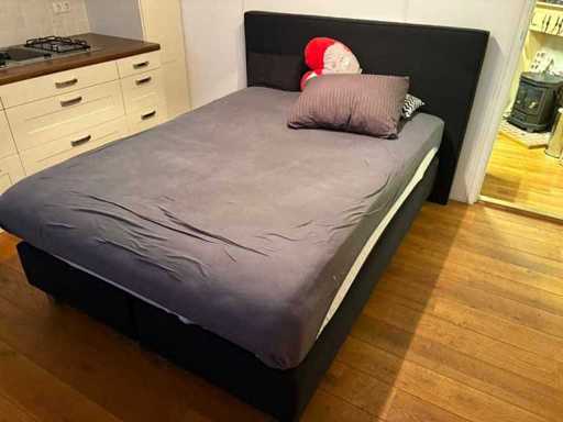 Bed + Meubels (2x)