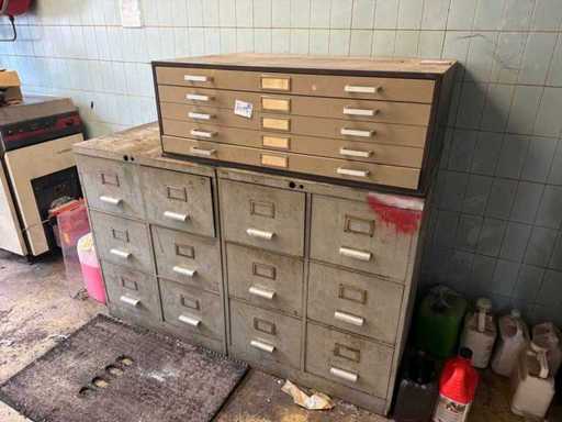 Przemysłowa metalowa komoda z szyldem