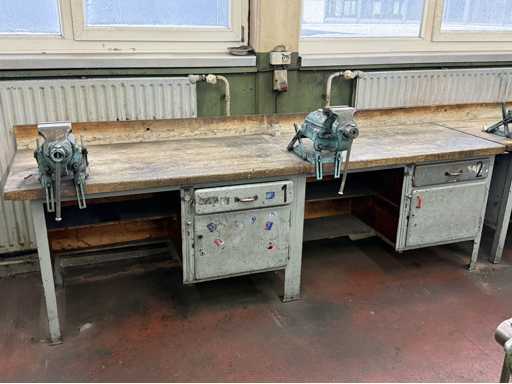   2 workbenches