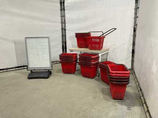 Koszyki na zakupy i billboard