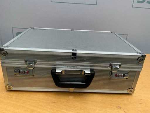 Outil ou boîtier de rangement en aluminium rempli de kits câbles/connecteurs avec des connecteurs D-Sub mini