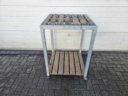 Masa suspendată pe terasă