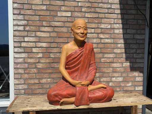 Sculptuur zittende monnik