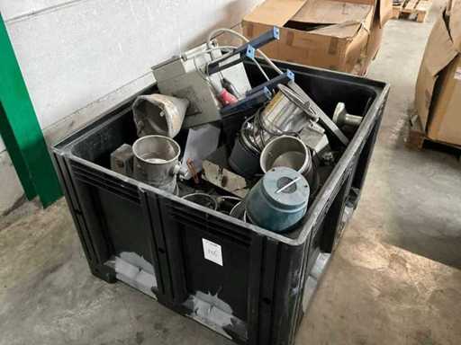 Charge verschiedener Trichter und Maschinenzubehör