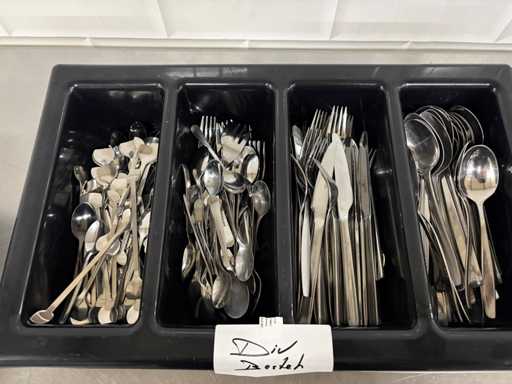 Fournée de couverts (couteaux, fourchettes, cuillères à café et fourchettes à gâteau)