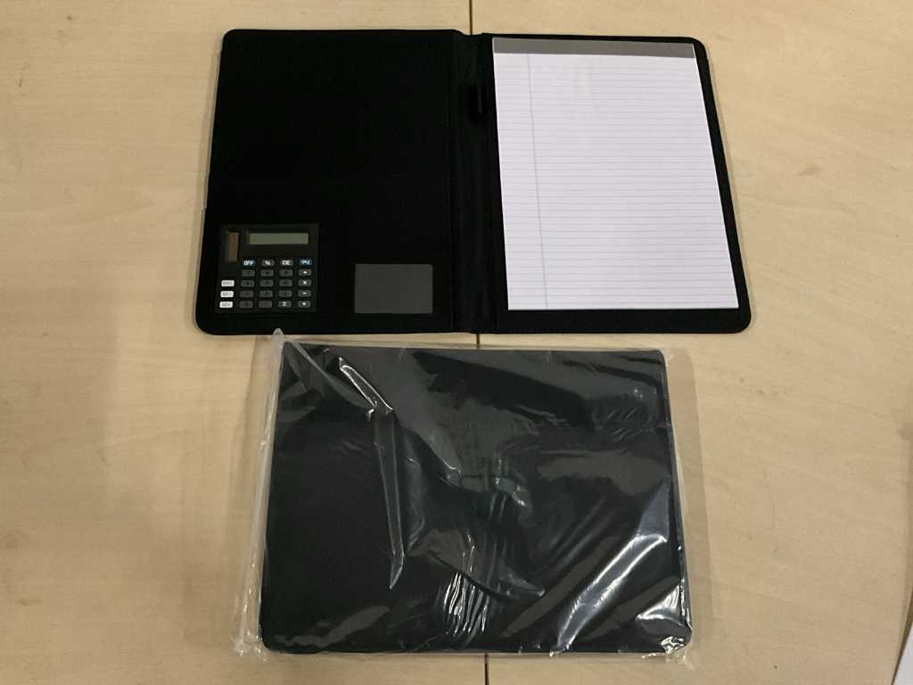 Arbeitsmappe mit Taschenrechner und Notizblock