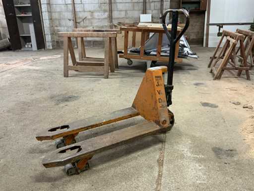 Divers chariots à palette hydrauliques manuels (2x), dont 1 défectueux