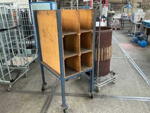 Carrello a scaffale e contenitore rotolante