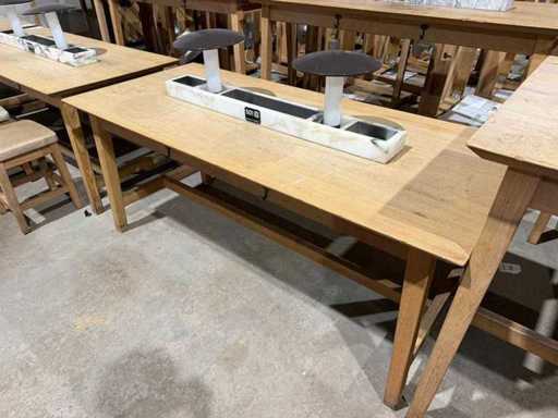 Hütten – Restauranttisch mit Marmoraufbau und Beleuchtung