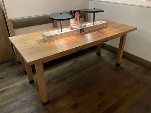 Capanne - Tavolo ristorante con sovrastruttura in marmo e illuminazione