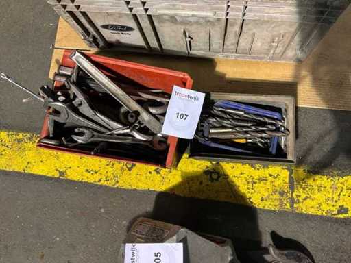 Série d’outils manuels et de perceuses