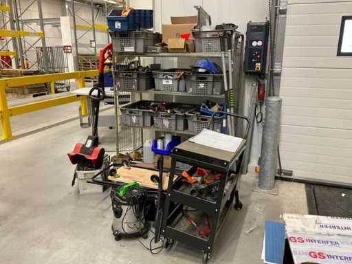 Outils manuels, etc. dans le chariot et les paniers