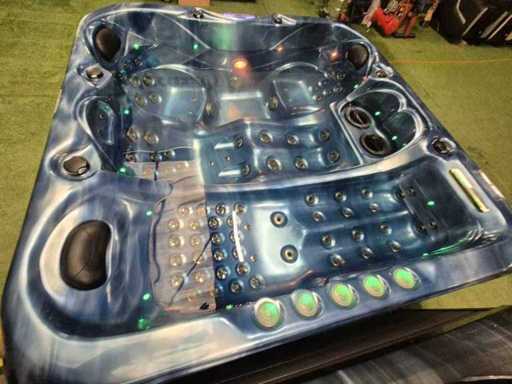 Balboa spa dla 4 osób z jacuzzi i spa na zewnątrz