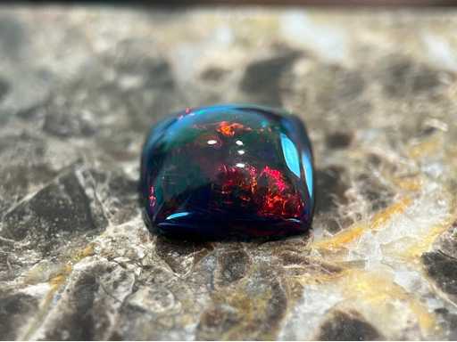 Opal Negru 4,60 carate Opal Negru Natural