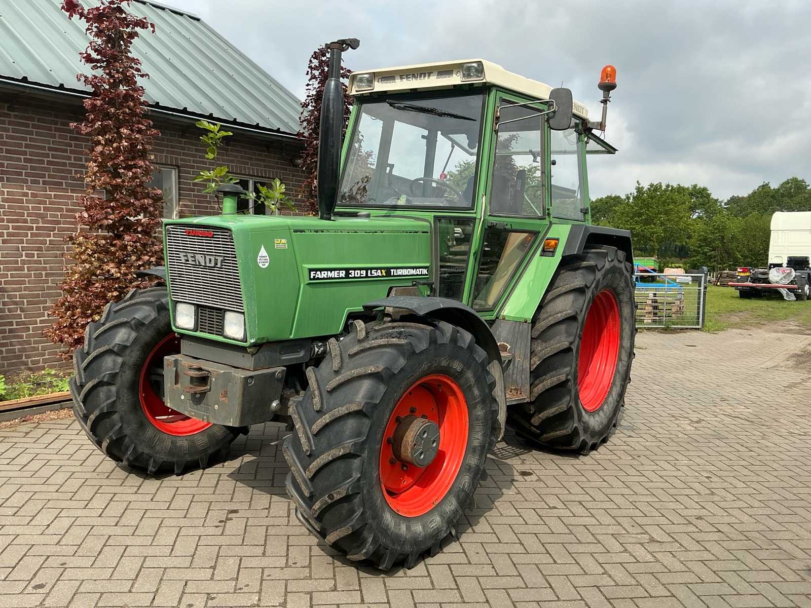 1987 Fendt 309 LSAX All-wheel drive farm tractor
