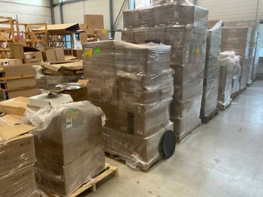 Partia plastikowych talerzy i tacek