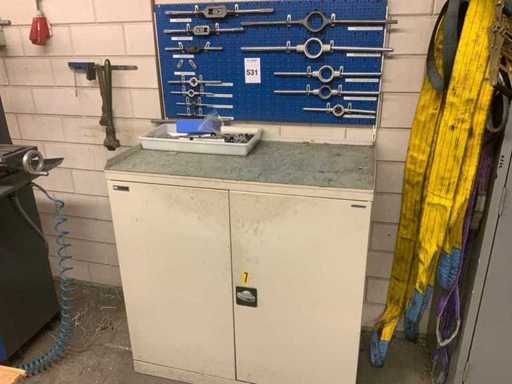 Dulapul de lucru Ronis cu conținut