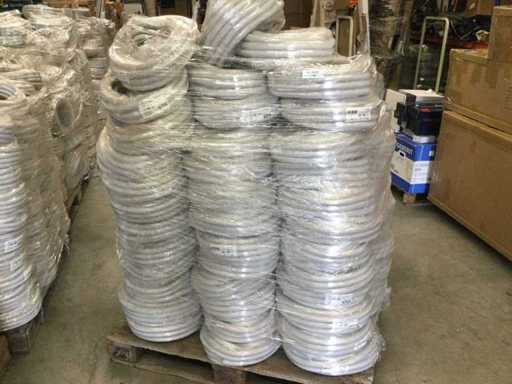 Paleta pełna elastycznej rury elektrycznej o długości 25 metrów