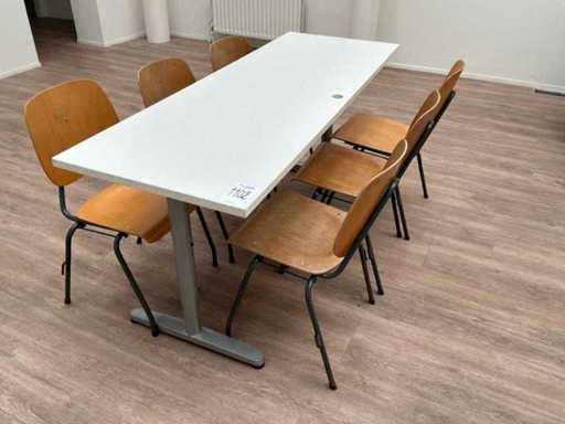 Kantinentisch und Stühle