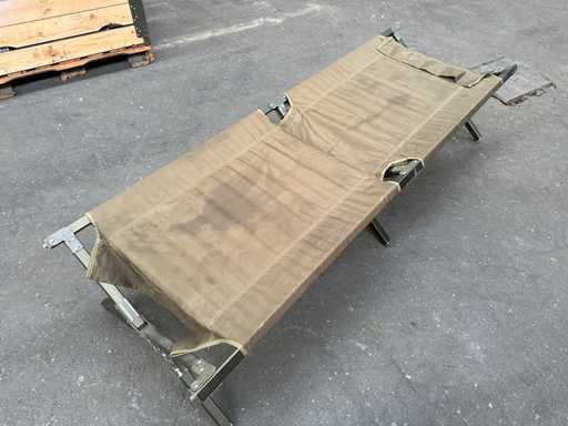 O mul?ime de paturi de tab?r? pliabile