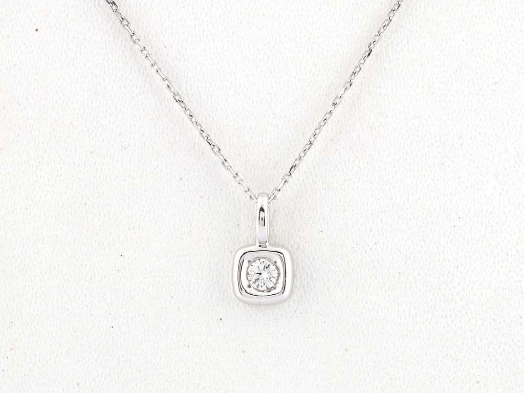 14 KT White gold Necklace with Pendant with Natural Diamonds