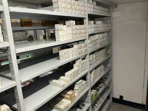 Serie de diverse întrerupătoare KM/star point/releu auxiliar/etc. (370x)