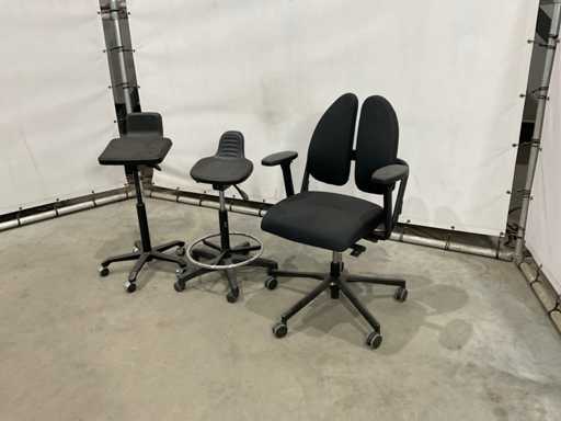 Tabourets mobiles et chaise de bureau