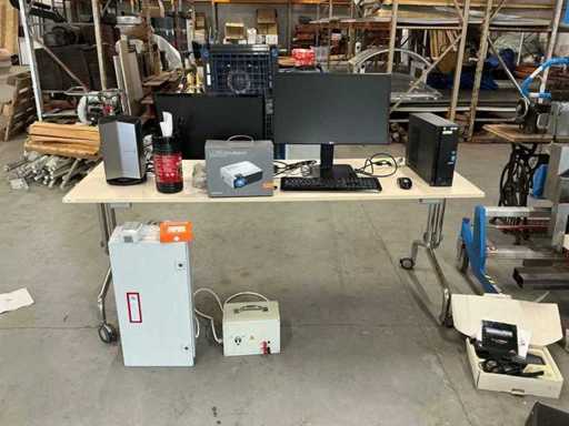 Computer Acer con schermi e accessori