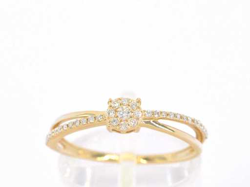 Goldener Ring mit Diamanten