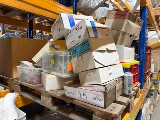Veel kantoorbenodigdheden / boekbindmateriaal